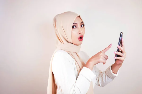 Jovem Asiático Muçulmano Linda Menina Vestindo Cachecol Cabeça Chocado Com — Fotografia de Stock