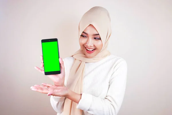 Portrait Cheerful Young Muslim Asian Woman Pointing Cellphone Green Screen — 스톡 사진