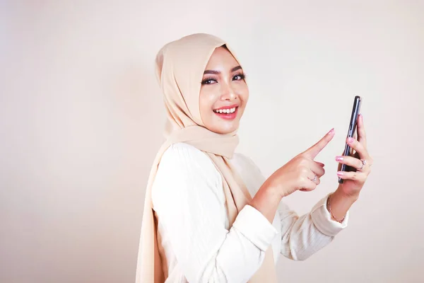 Retrato Alegre Joven Musulmana Asiática Sonriendo Mientras Mira Teléfono Celular — Foto de Stock