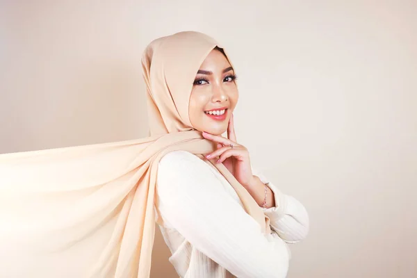 Muslimische Frau Traditioneller Kleidung Und Hijab Isoliert Auf Weißem Hintergrund — Stockfoto