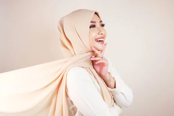 Muslim Woman Wearing Traditional Wear Hijab Isolated White Background Hijab — Stockfoto