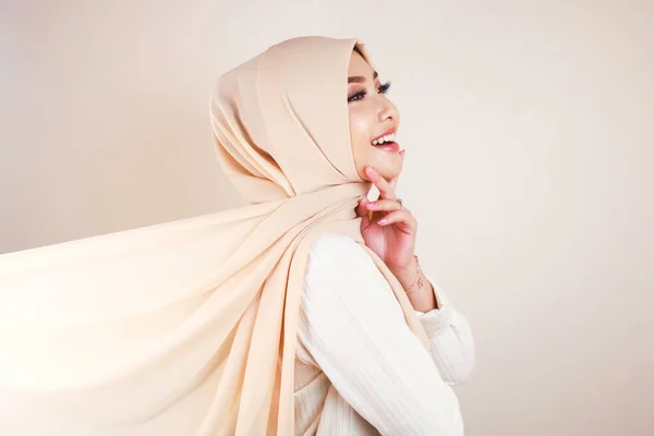 Mulher Muçulmana Vestindo Roupas Tradicionais Hijab Isolado Fundo Branco Hijab — Fotografia de Stock