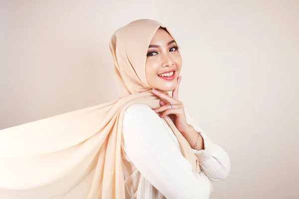 Muslimische Frau Traditioneller Kleidung Und Hijab Isoliert Auf Weißem Hintergrund — Stockfoto