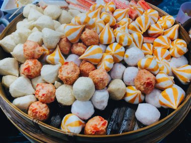 Suki yemek için malzemeler ve çeşitli seçenekler.