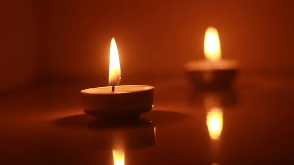 Zwei Kerzen Brennen Hell Schwarzen Hintergrund — Stockfoto