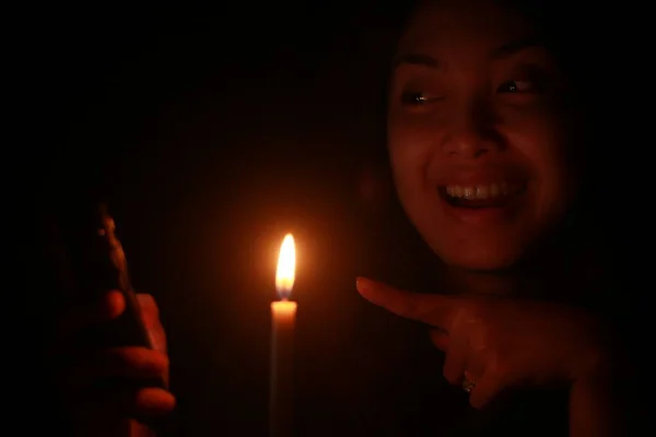 Asian Woman Smiling Her Cellphone Candle Dark Night — Foto de Stock