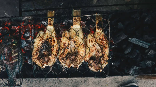 Grillad Fisk Med Träkol Till Salu Gatumarknaden Eller Restaurang Indonesien — Stockfoto