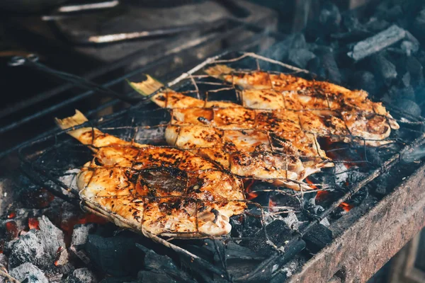 Endonezya Daki Sokak Gıda Pazarında Restoranda Satılık Kömürlü Izgara Balık — Stok fotoğraf