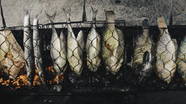 Grillowane Ryby Węglem Drzewnym Sprzedaż Ulicznym Rynku Spożywczym Lub Restauracji — Zdjęcie stockowe