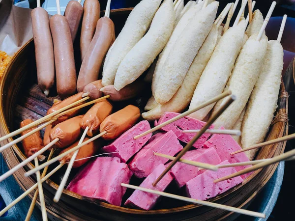 Suki yemek için malzemeler ve çeşitli seçenekler.