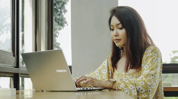 Young Asian Woman Working Laptop Computer While Sitting Cafe Looking — Stock fotografie