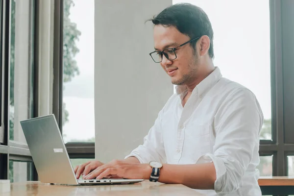 Jovem Ásia Homem Trabalhando Laptop Computador Enquanto Sentado Café Olhando — Fotografia de Stock