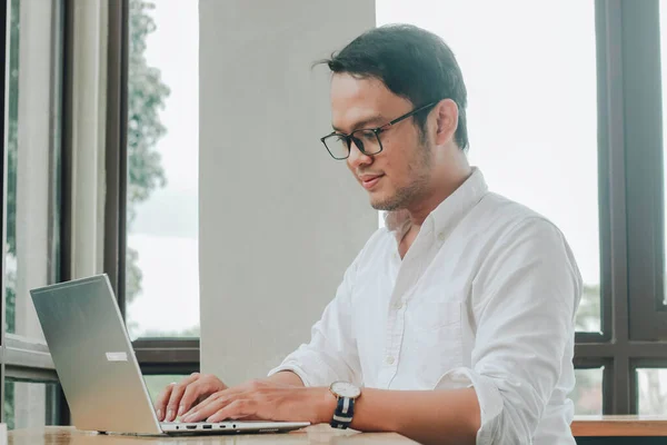 Jovem Ásia Homem Trabalhando Laptop Computador Enquanto Sentado Café Olhando — Fotografia de Stock