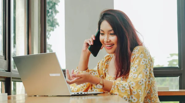 Young Asian Woman Working Laptop Computer While Talking Phone Cafe — Stock Photo, Image