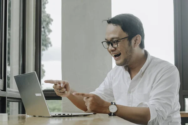 Ung Asiatisk Forretningsmann Smilte Mens Han Jobbet Med Bærbar Datamaskin stockbilde