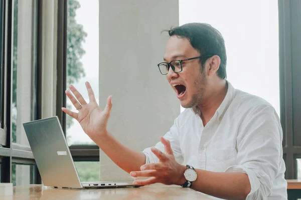 Ung Asiatisk Forretningsmann Smilte Mens Han Jobbet Med Bærbar Datamaskin stockfoto