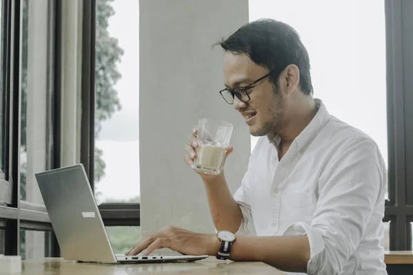 Ung Asiatisk Forretningsmann Smilte Mens Han Jobbet Med Bærbar Datamaskin stockfoto