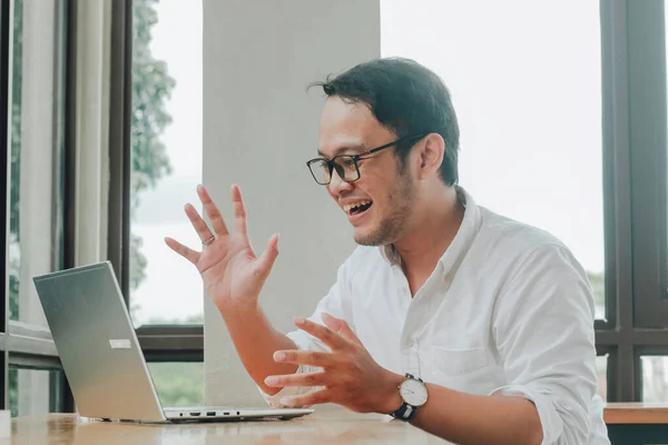Ung Asiatisk Forretningsmann Smilte Mens Han Jobbet Med Bærbar Datamaskin royaltyfrie gratis stockfoto