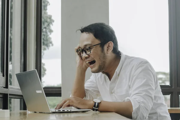 Ung Asiatisk Forretningsmann Smilte Mens Han Jobbet Med Bærbar Datamaskin royaltyfrie gratis stockfoto