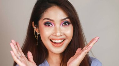 Güzel, şok olmuş ve şaşırmış bir kadın çığlık atıyor. Etkileyici yüz ifadeleri. Güzellik, kozmetik ve makyaj.