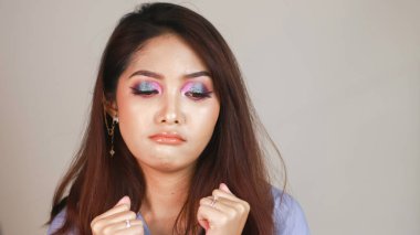 Güzel Asyalı kız beyaz arka planda izole edilmiş kollarıyla kızgın ve kızgın..