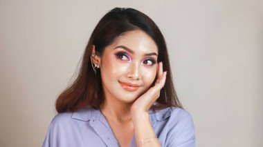 Güzel, genç bir Asyalı kadın fotokopi odasına doğru bakıyor.