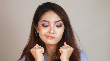 Güzel Asyalı kız beyaz arka planda izole edilmiş kollarıyla kızgın ve kızgın..