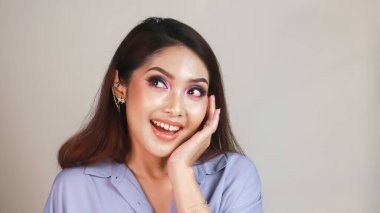 Güzel, genç bir Asyalı kadın fotokopi odasına doğru bakıyor.