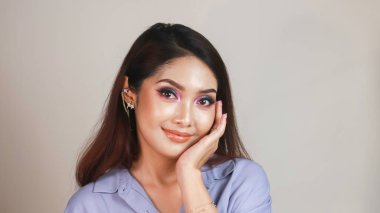 Güzel, genç bir Asyalı kadın fotokopi odasına doğru bakıyor.