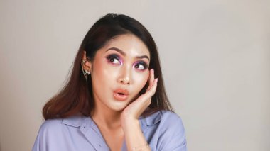 Güzel, genç bir Asyalı kadın fotokopi odasına doğru bakıyor.