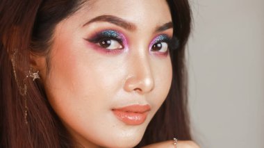Renkli makyajlı güzel bir kızın yakın plan portresi.