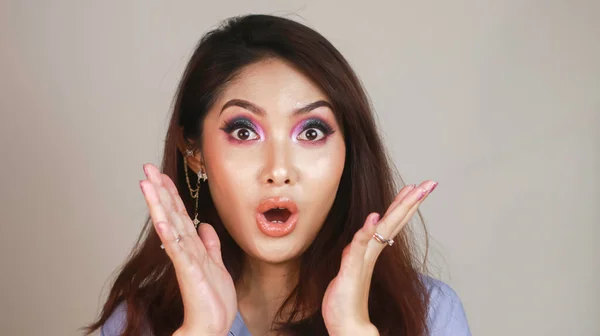 Hermosa Mujer Conmocionada Sorprendida Gritando Expresiones Faciales Belleza Cosméticos Maquillaje — Foto de Stock