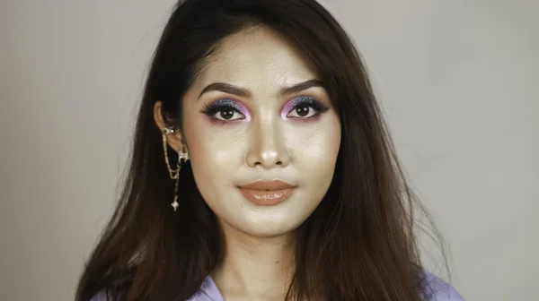 Una Hermosa Joven Asiática Con Maquillaje Colorido Sobre Fondo Blanco — Foto de Stock