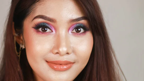 Una Hermosa Joven Asiática Con Maquillaje Colorido Sobre Fondo Blanco — Foto de Stock