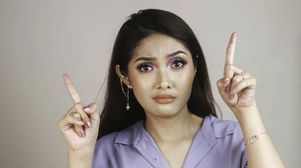 Retrato Hermosa Mujer Asiática Joven Confundir Señalar Los Dedos Hacia — Foto de Stock
