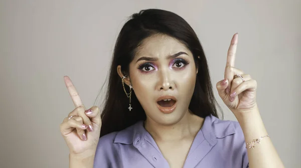 Portrait Beautiful Young Asian Woman Shocking Pointing Fingers Upward Copy — Foto Stock