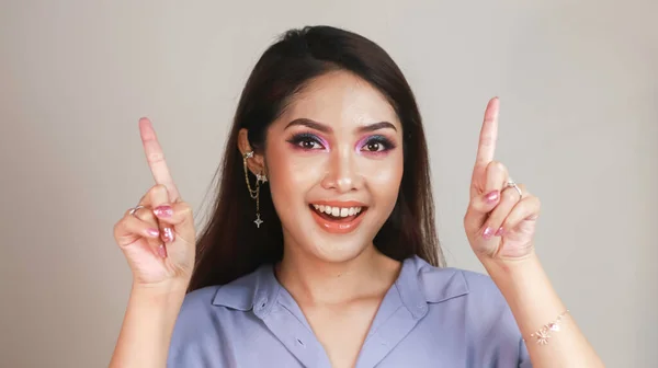 Portrait Beautiful Young Asian Woman Smiling Pointing Fingers Upward Copy — Foto Stock