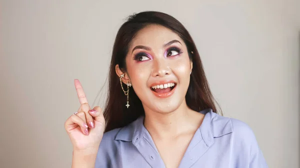 Portrait Beautiful Young Asian Woman Smiling Pointing Fingers Upward Copy — Foto Stock