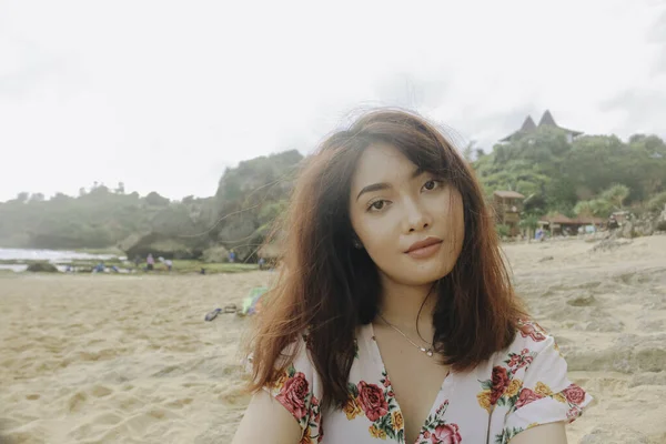 Una Joven Asiática Sentada Relajada Playa Arena Gunungkidul Indonesia —  Fotos de Stock