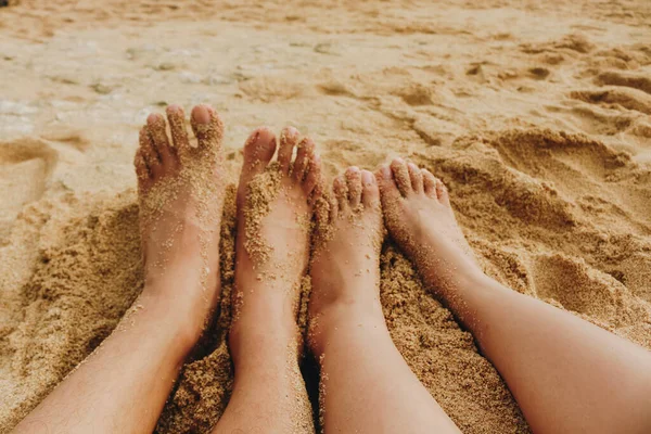 Piedi Una Coppia Sulla Spiaggia Sabbia Bianca — Foto Stock