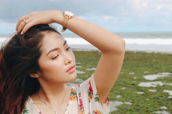 Una Joven Hermosa Mujer Asiática Volteando Cabello Playa —  Fotos de Stock