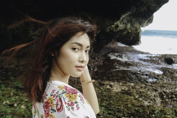 Una Joven Asiática Playa Está Mirando Cámara Gunungkidul Indonesia —  Fotos de Stock