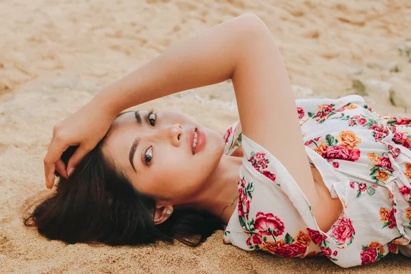 Blisko Góry Widok Uśmiechniętej Kobiety Leżącej Relaksującej Się Piasku Plaży — Zdjęcie stockowe