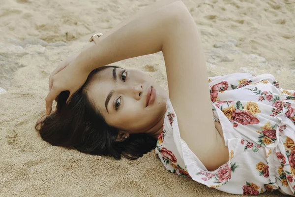 Close Top View Smiling Woman Lying Relaxing Beach Sand — Stok fotoğraf