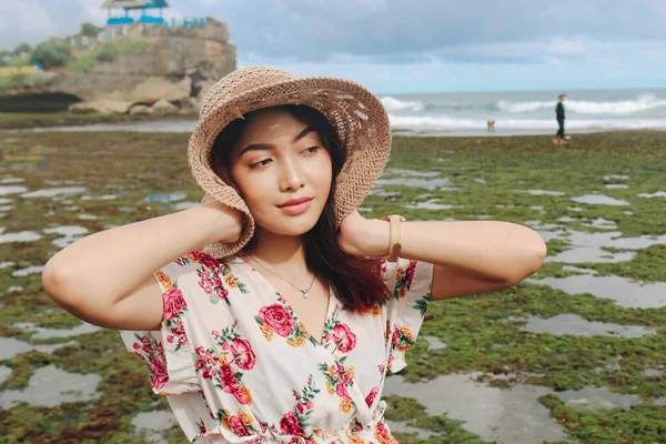 Young Cute Asian Girl Wearing Sun Hat Relaxing Blue Sky — Stok fotoğraf