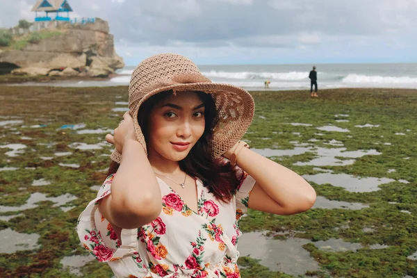 Una Joven Chica Asiática Linda Con Sombrero Sol Está Relajando —  Fotos de Stock