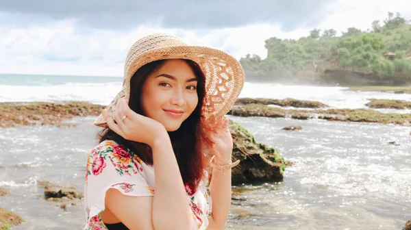 Young Asian Girl Wearing Beach Hat Relaxing Blue Sky Beach —  Fotos de Stock
