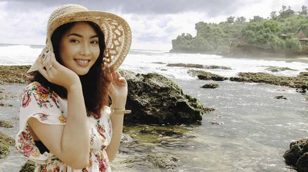 Una Joven Asiática Con Sombrero Playa Está Relajando Playa Del —  Fotos de Stock