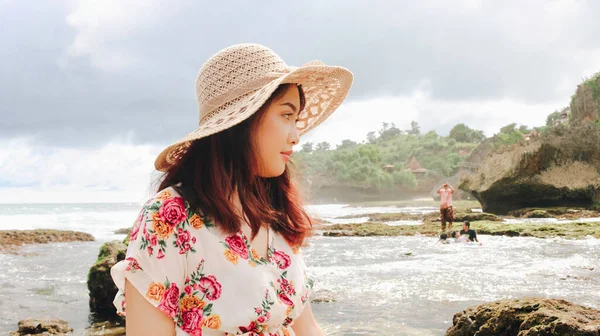Young Asian Girl Wearing Beach Hat Relaxing Blue Sky Beach — Foto de Stock