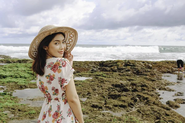 Una Joven Asiática Con Sombrero Playa Está Relajando Playa Del —  Fotos de Stock